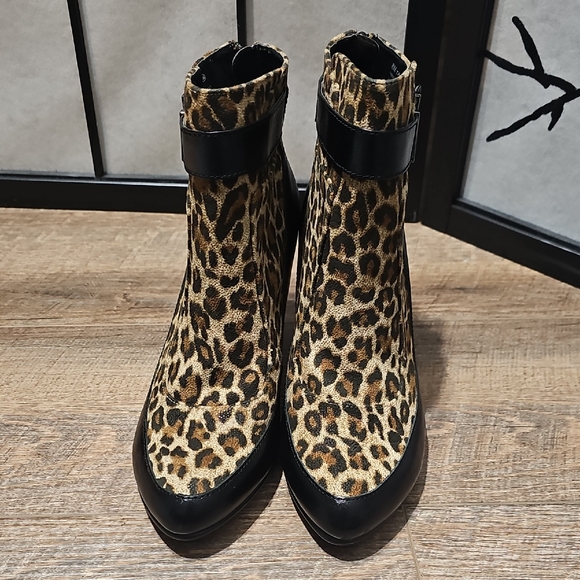 AEROSOLES Leopard Print Zippered Ankle Booties Size 8 - Picture 2 of 9